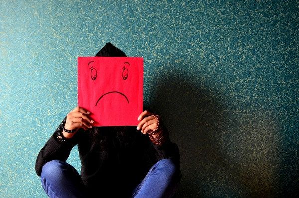 Distingue entre tristeza y depresión